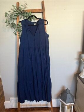 Max Studio Navy Sleeveless V‑Neck Tiered Maxi Dress